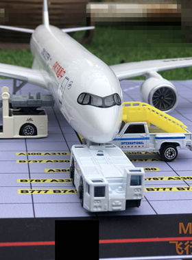 国东航机场停机坪地勤飞机牵引车登机客梯车行李车拖车抱轮车场景