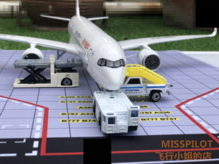 国东航机场停机坪地勤飞机牵引车登机客梯车行李车拖车抱轮车场景