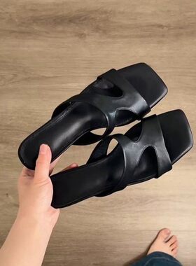 羊皮版黑色小众露趾凉拖鞋