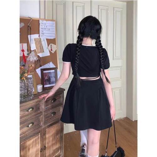 大码女装辣妹褶皱收腰显瘦露背连衣裙2026夏季法式初恋桔梗小黑裙