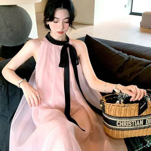 粉黑撞色系带挂脖连衣裙女春夏新款法式气质蝴蝶结仙气无袖长裙子