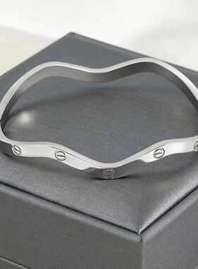 钛钢不掉色欧美经典女款高级感卡扣时尚波浪形不锈钢镶钻手镯