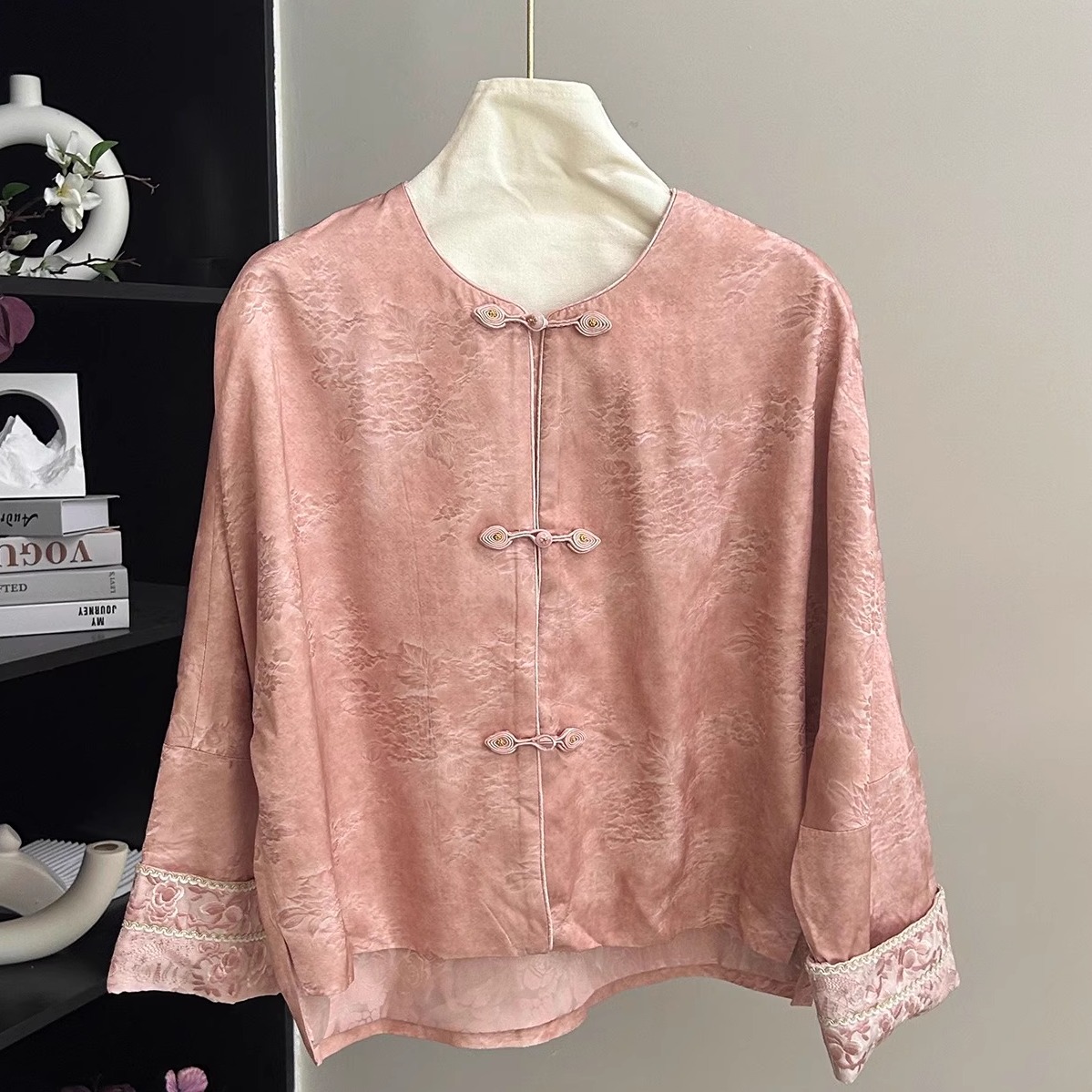 小雪家【樱粉轻语】新中式圆领盘扣100人丝暗纹提花柔和上衣外套