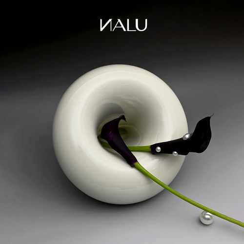 那路设计陶瓷花瓶摆件