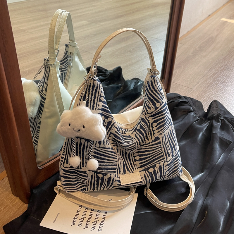 时尚新款大容量单肩高级通勤包女