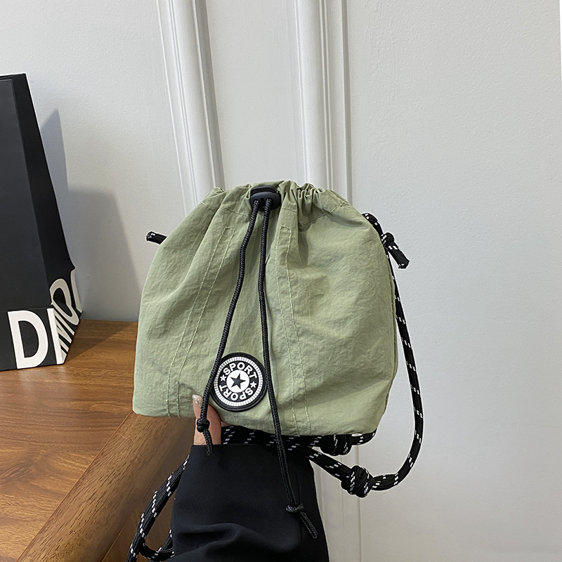 轻便尼龙休闲水桶包时尚抽绳手提斜挎包山系中性锦囊包迷你小拎包