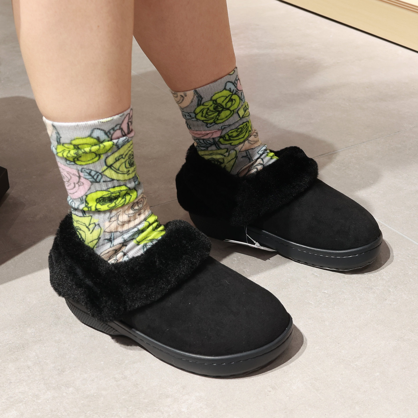 Crocs新款卡骆驰冬季经典雪绒仿麂皮加绒保暖棉洞洞女拖鞋212106