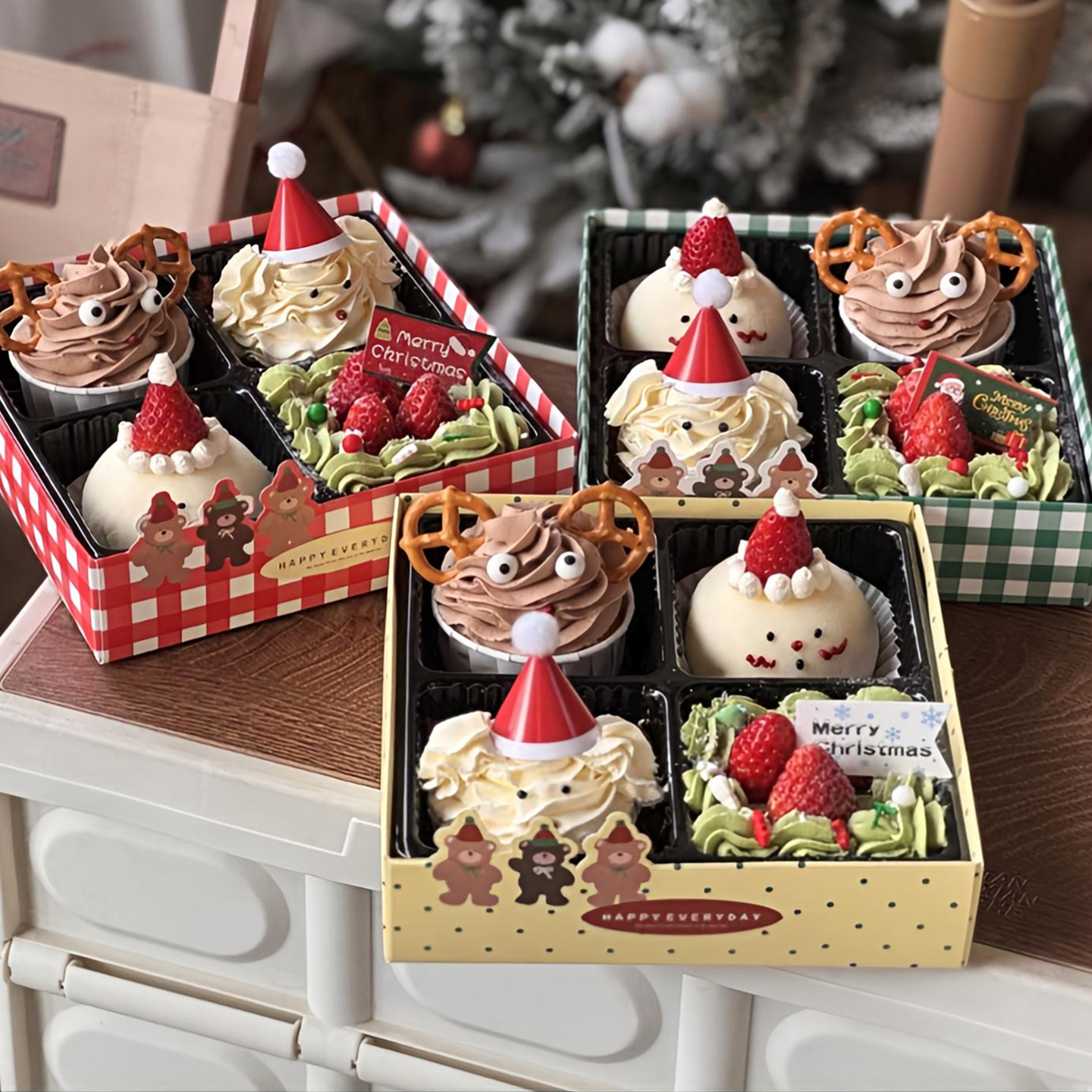 包邮圣诞节跨年四宫格四拼甜品雪媚娘打包盒纸杯蛋糕格子盒子插件,节庆用品/礼品,蛋糕/烘焙装饰用品,淘宝优惠券,粉丝福利购,淘宝优惠卷