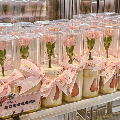 网红母亲节烘焙蛋糕装饰手捧康乃馨圆形直筒杯草莓慕斯手提袋包装