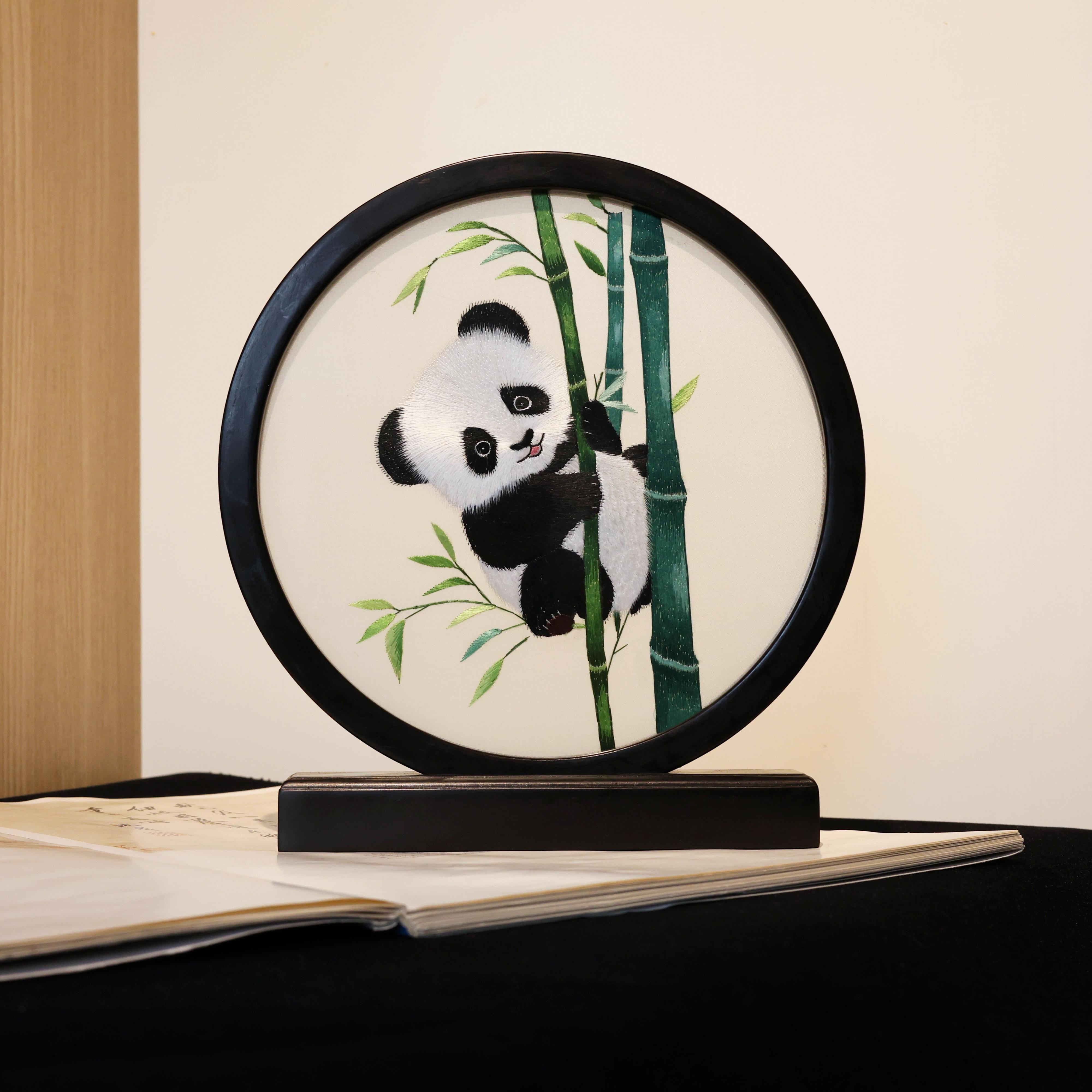 苏绣双面绣大熊猫桌面屏风