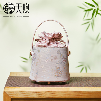 Pmsix天煦新中式国风织锦提花旗袍手提单肩斜挎大容量水桶包女生