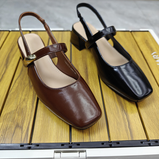 巧克力色包头凉鞋女2026新款法式气质粗跟中跟一字带方头浅口单鞋