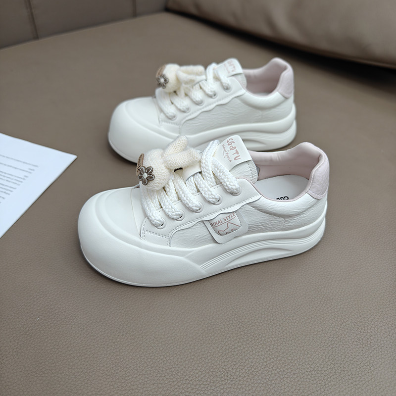 系带丑萌面包鞋女2026新款百搭小众设计感复古学生板鞋轻便小白鞋