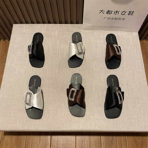平底百搭气质夏季水钻凉拖复古