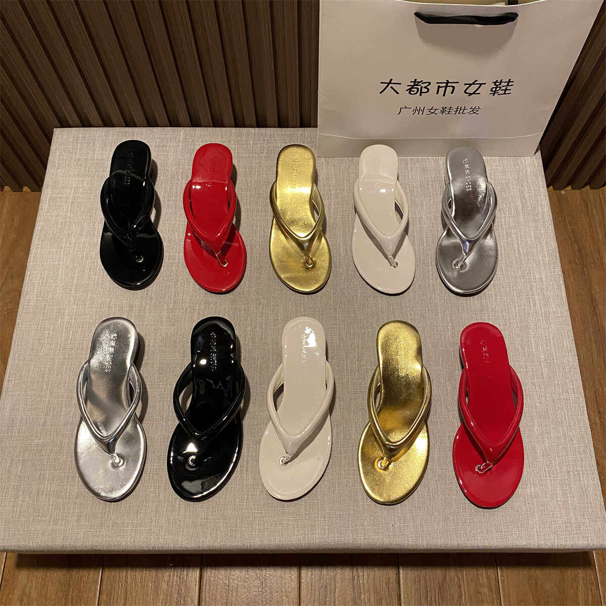 韩国东大门坡跟女鞋2024年夏季新款夹趾糖果色漆皮百搭人字凉拖鞋