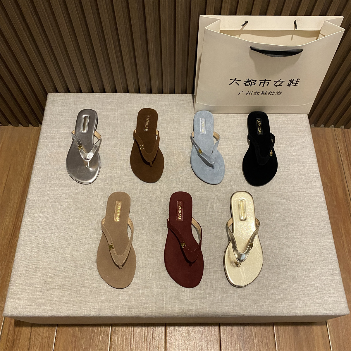 韩国极简风圆头金属扣夹脚人字拖女2025新款百搭软底度假沙滩拖鞋