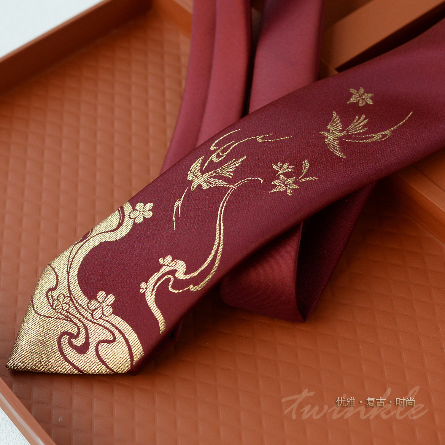酒红领带有凤来仪手打结庆复古潮