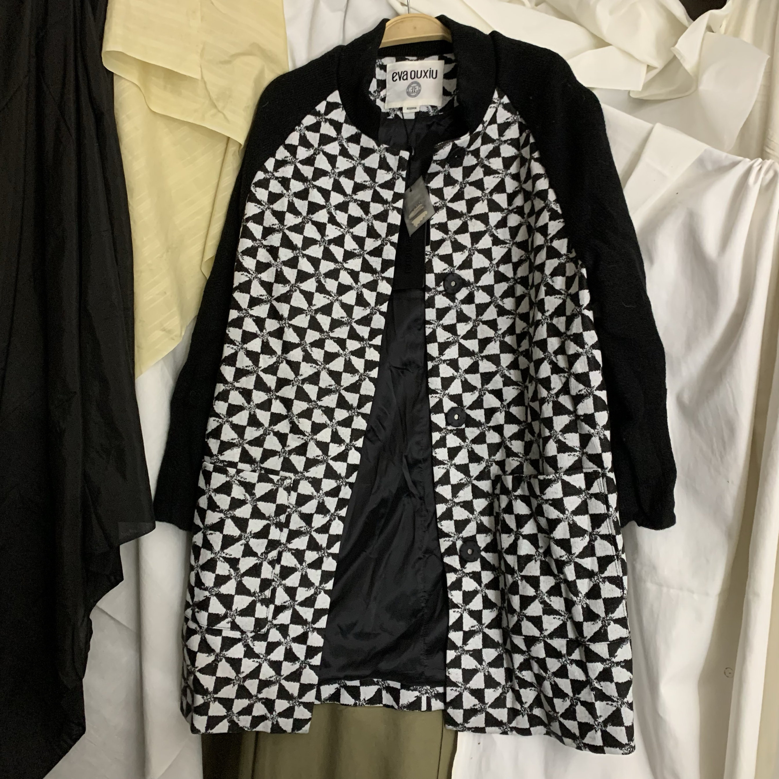 伊华欧秀2024新款女装黑白几何图案棒球服外套女宽松长袖大衣c001