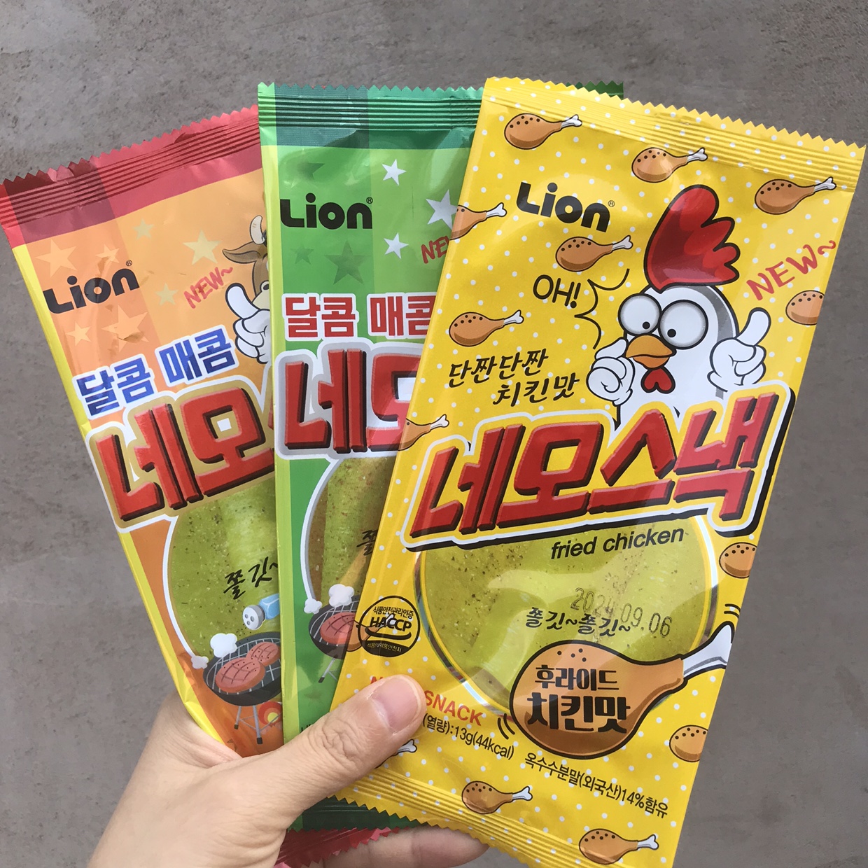 韩国进口LION香辣炸鸡烧烤多口味老式大面片辣条面筋制品怀旧零食