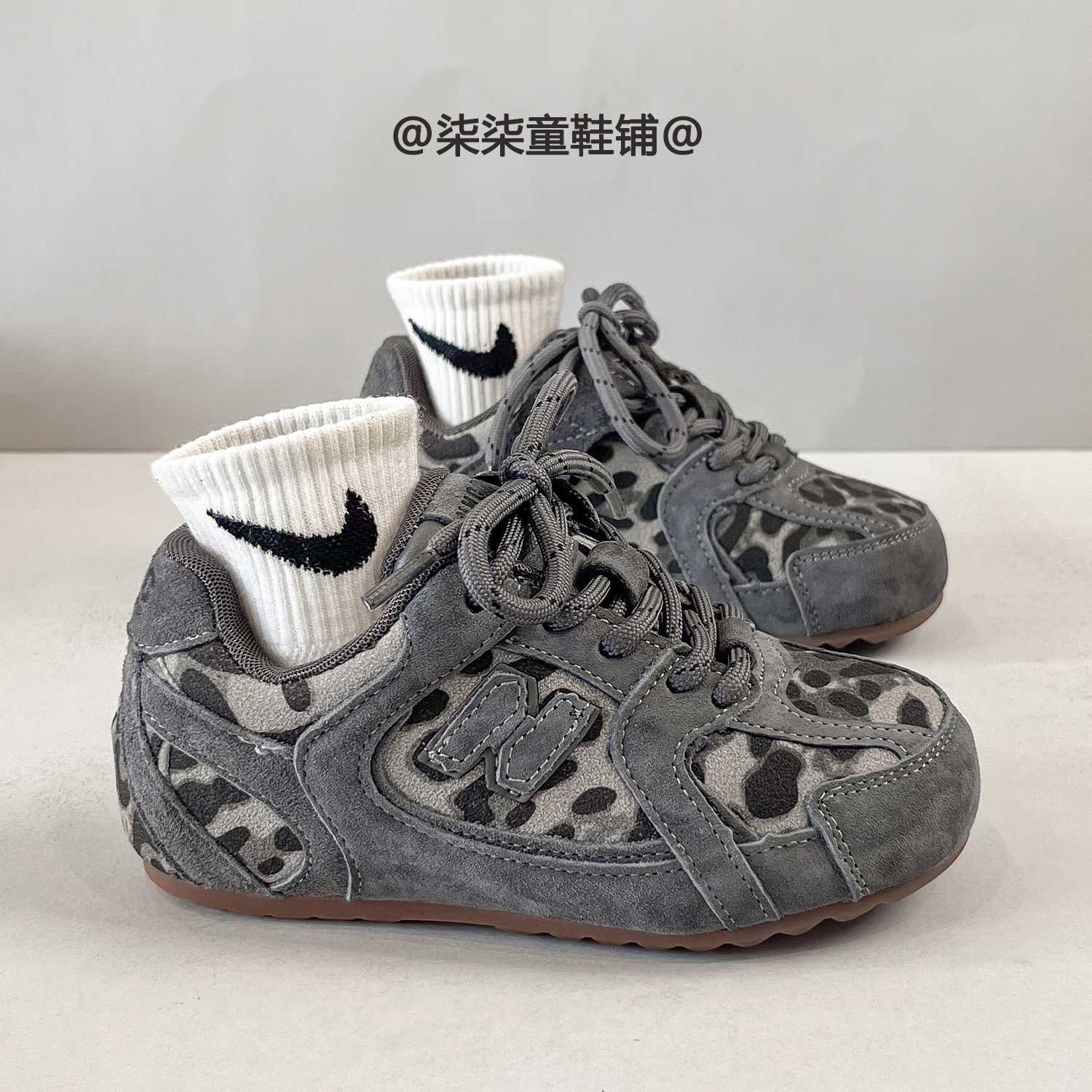 新款真皮灰色豹纹运动鞋儿童2025秋冬季女童户外跑步鞋男童休闲鞋