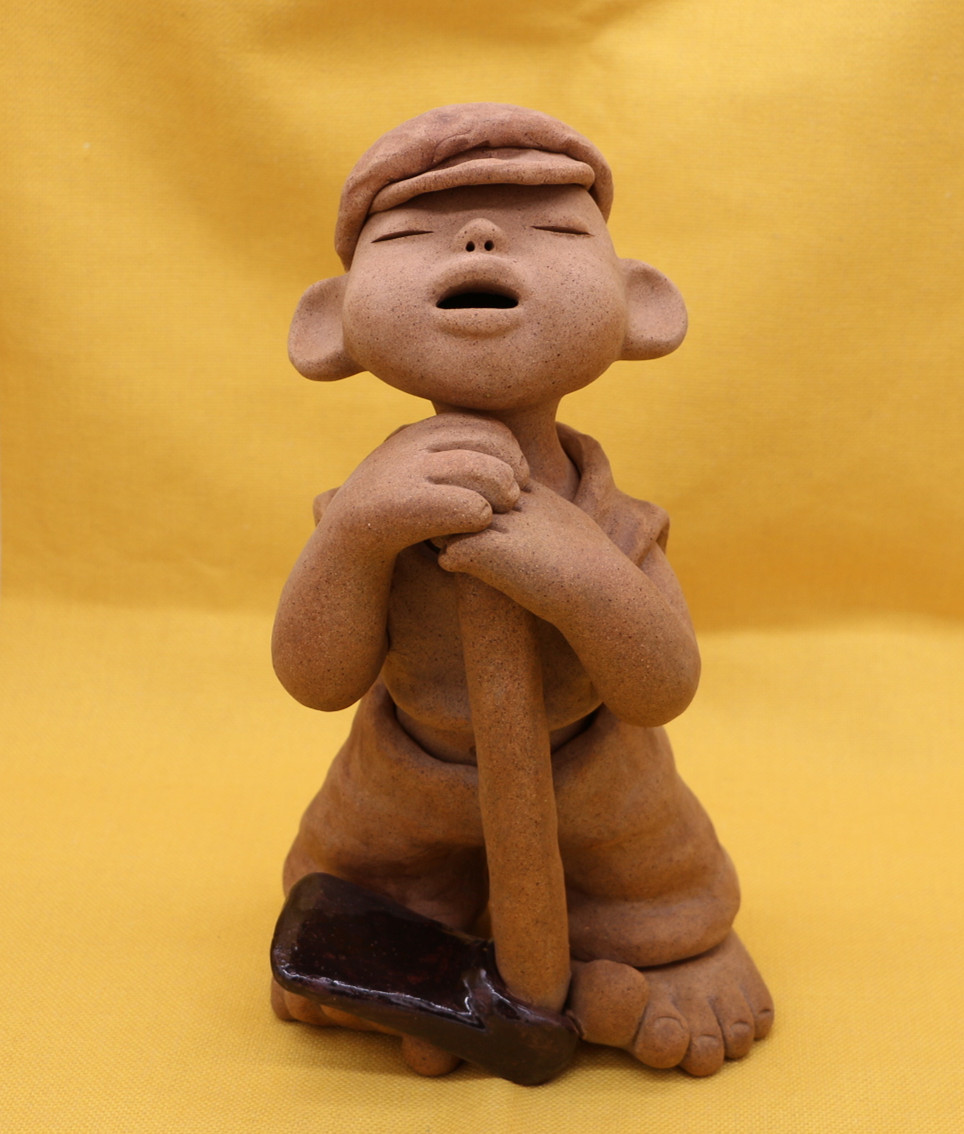 泥人 陶人 泥塑 陶瓷人物 陶土娃娃 酒店装饰 手工粗陶小锄头