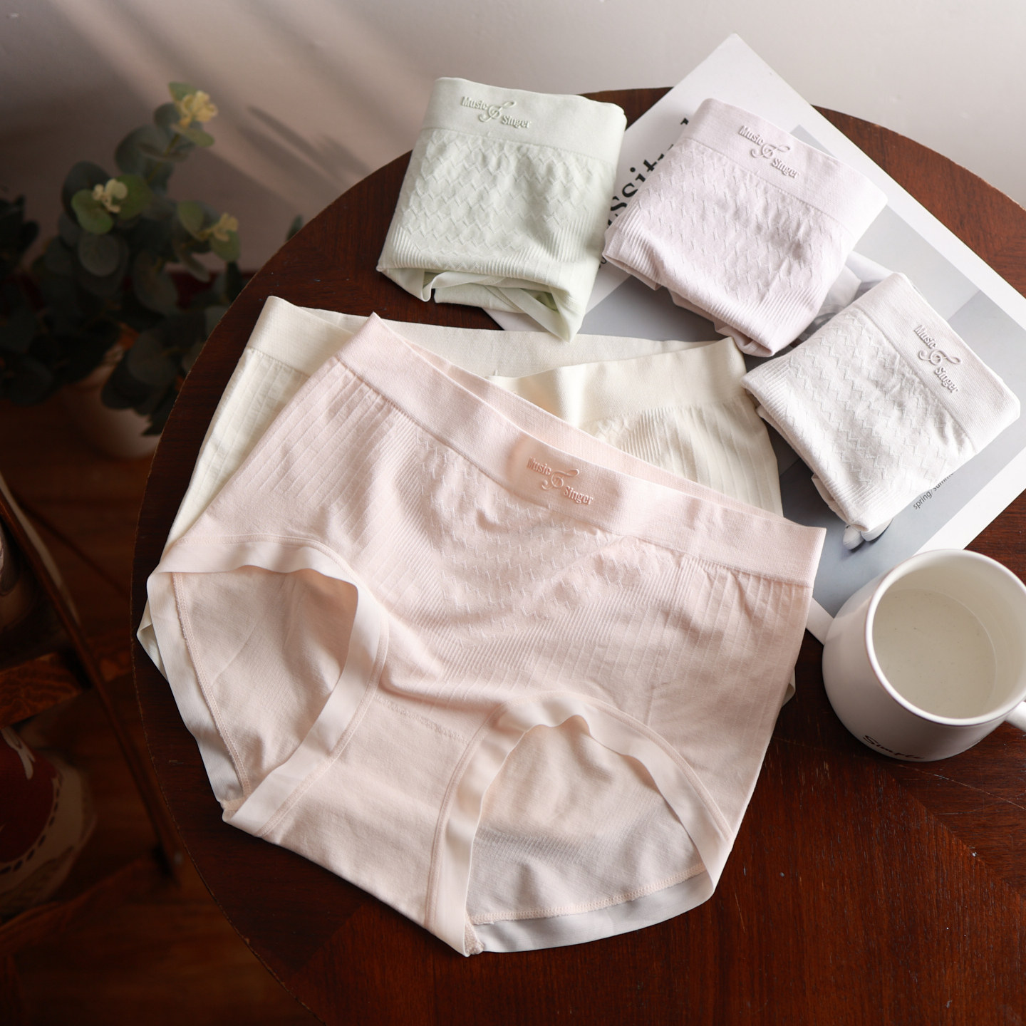 身吻2025新款轻收腹无缝内裤女士透气中腰无痕少女三角裤马卡龙色