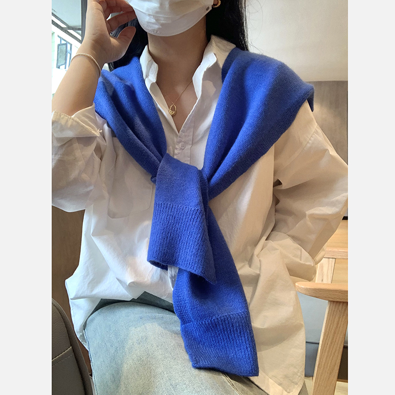 显白克莱因蓝色针织披肩女