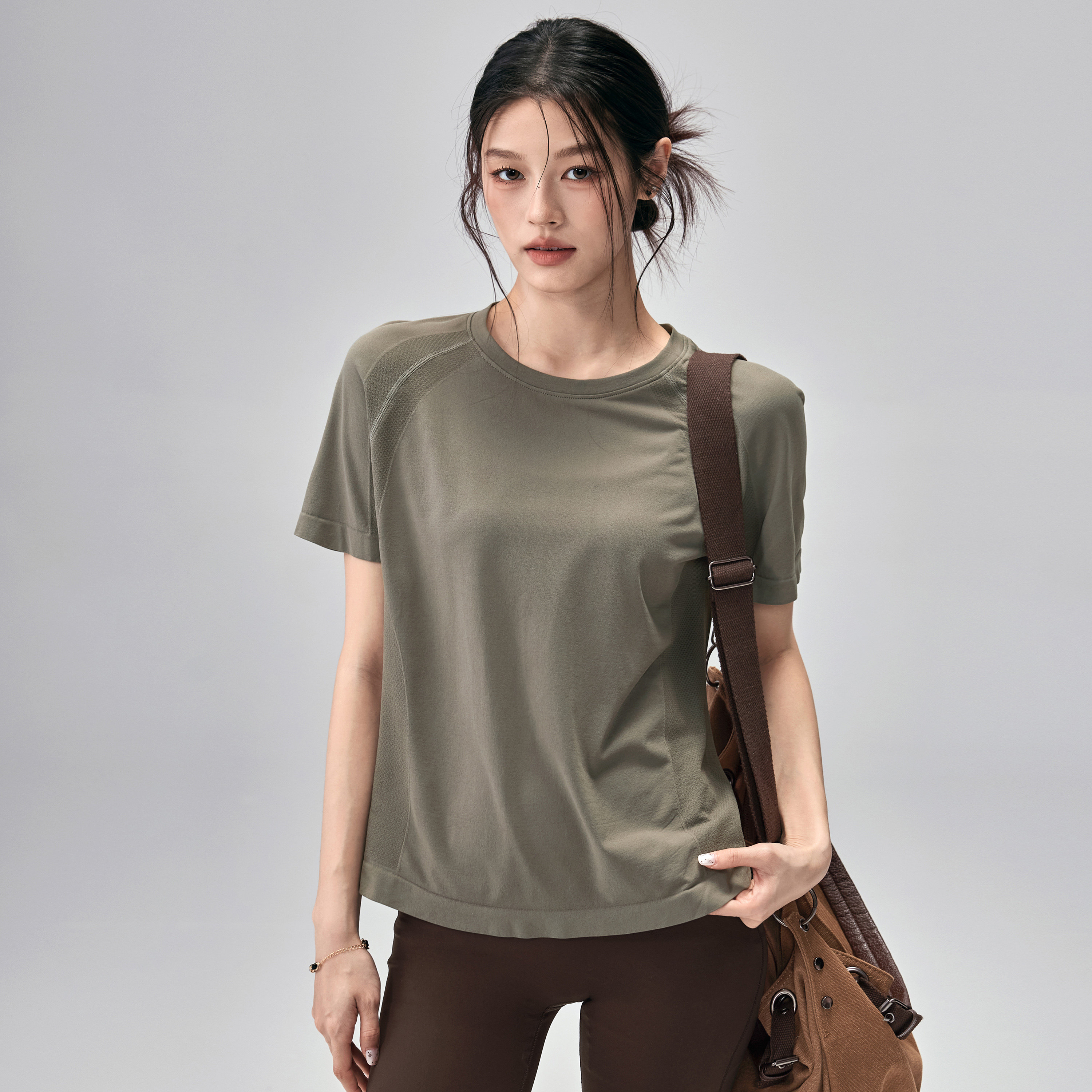 健身女孩薄款速干宽松瑜伽服短袖图片