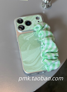 清爽绿色水波纹大视窗格子手腕带褶皱适用于苹果16promax手机壳iphone14pro高级感17手拎13pm便捷手腕15新