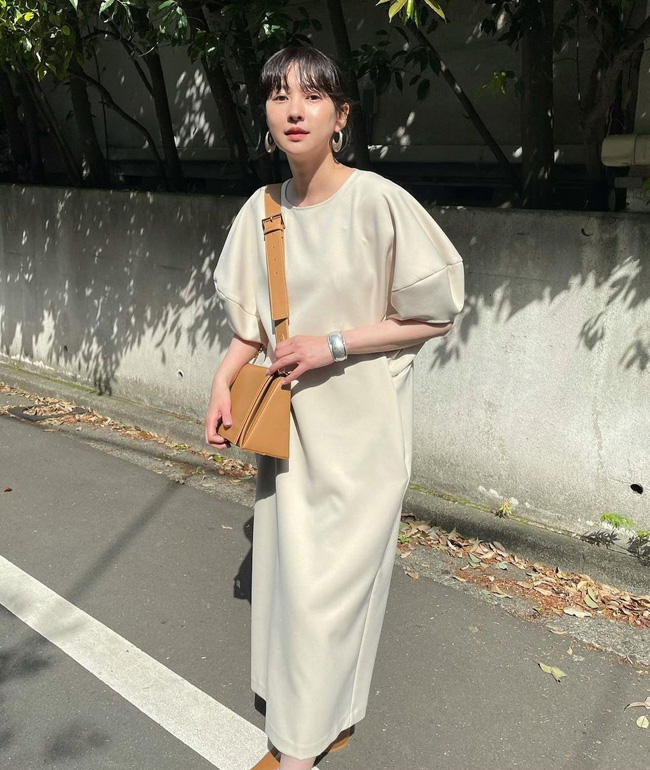 泡泡袖过膝连衣裙素色的没有图案