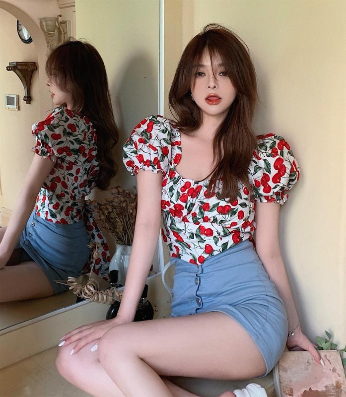 Real price, age reduced, slightly sweet, square collar, back waist, short sleeve Floral Top