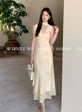秀熙熙2026春季新款法式优雅蕾丝镂空背心连衣裙纯欲裙子女88507
