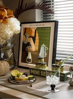 现代轻奢样板房厨房台面高档真花挂画餐具真蛋糕托盘杯子组合