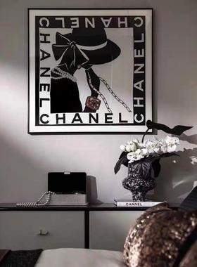 现代中古小香风样板房客厅沙发背景墙装饰画花瓶首饰盒组合摆件