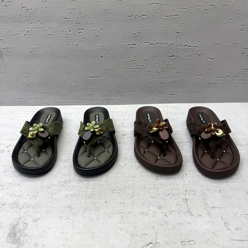 夏新款真皮金属装饰平底人字拖