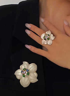 yuwelry法式小众田园风白色山茶花琉璃锆石复古花朵胸针耳环戒指