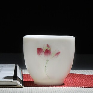 70毫升荷花纯手绘品茗杯素烧猪油白瓷加厚胎不烫手茶杯主人杯单杯