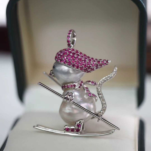 鼠宝滑雪澳白巴洛克珍珠胸针吊坠