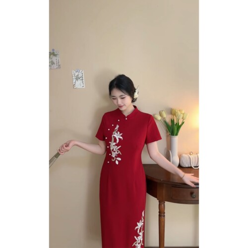 胖妹妹新中式红色刺绣订婚旗袍