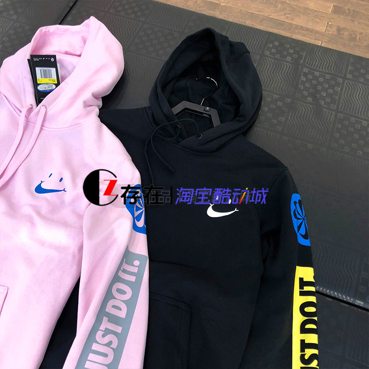Nike耐克笑脸LOGO18冬新款男子运动连帽卫衣套头衫CI1975-100-630在类目 运动服/休闲服装, 运动卫衣/套头衫中 - 来自Buy2taobao.com提供专业的淘宝代购服务