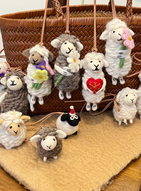 尼泊尔手工羊毛毡小羊抱花挂件车挂钥匙扣玩偶创意挂件ins礼物