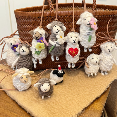 尼泊尔手工羊毛毡小羊抱花挂件车挂钥匙扣玩偶创意挂件ins礼物