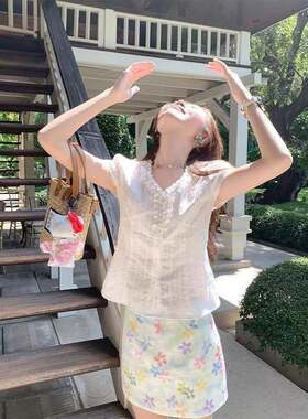 法式刺绣木耳边衬衫V领短袖上衣女夏季新款显瘦百搭碎花短裙套装