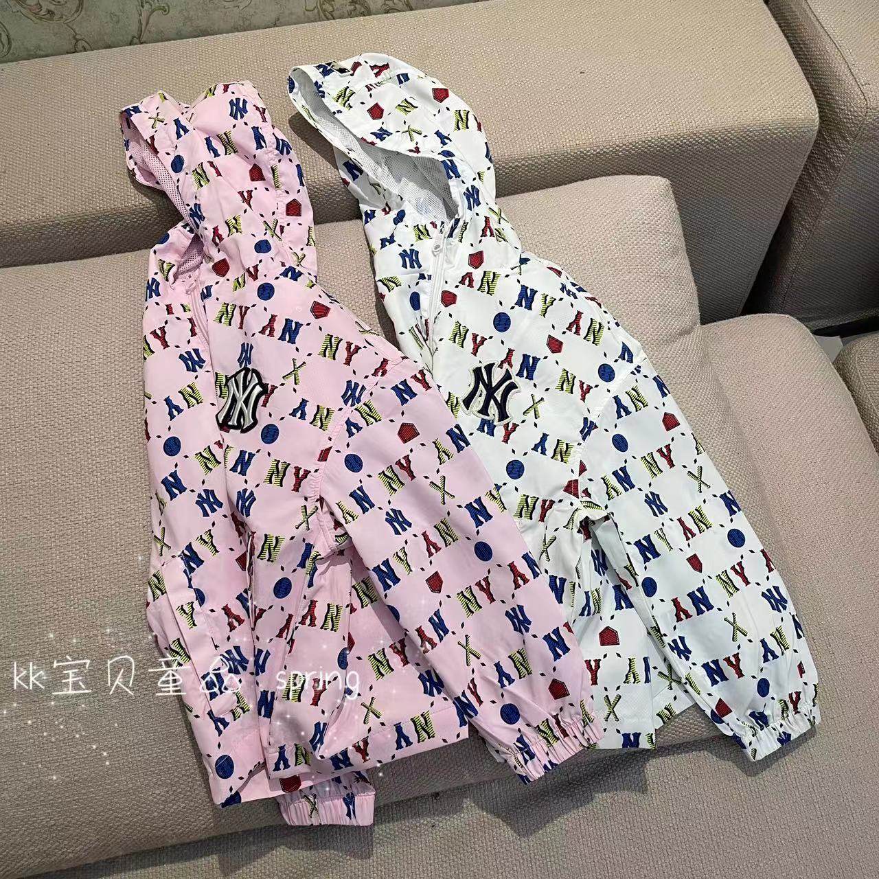 110-150中大童23夏男童女童简约休闲百搭超薄满印字母连帽防晒衣