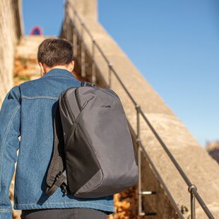 Pacsafe防盗双肩包欧洲防盗包出国旅行大容量休闲商务通勤电脑包