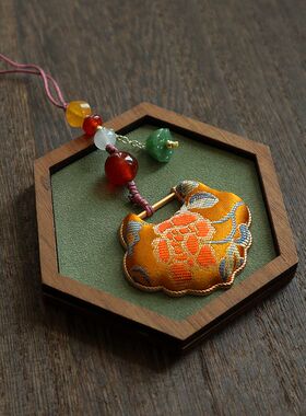 2026年新款手工布艺车载吊坠明黄亮色花纹手机挂饰流苏单面平安扣