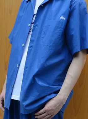 PROPER定常 刺绣图案短袖衬衫（蓝色）| triplemajor