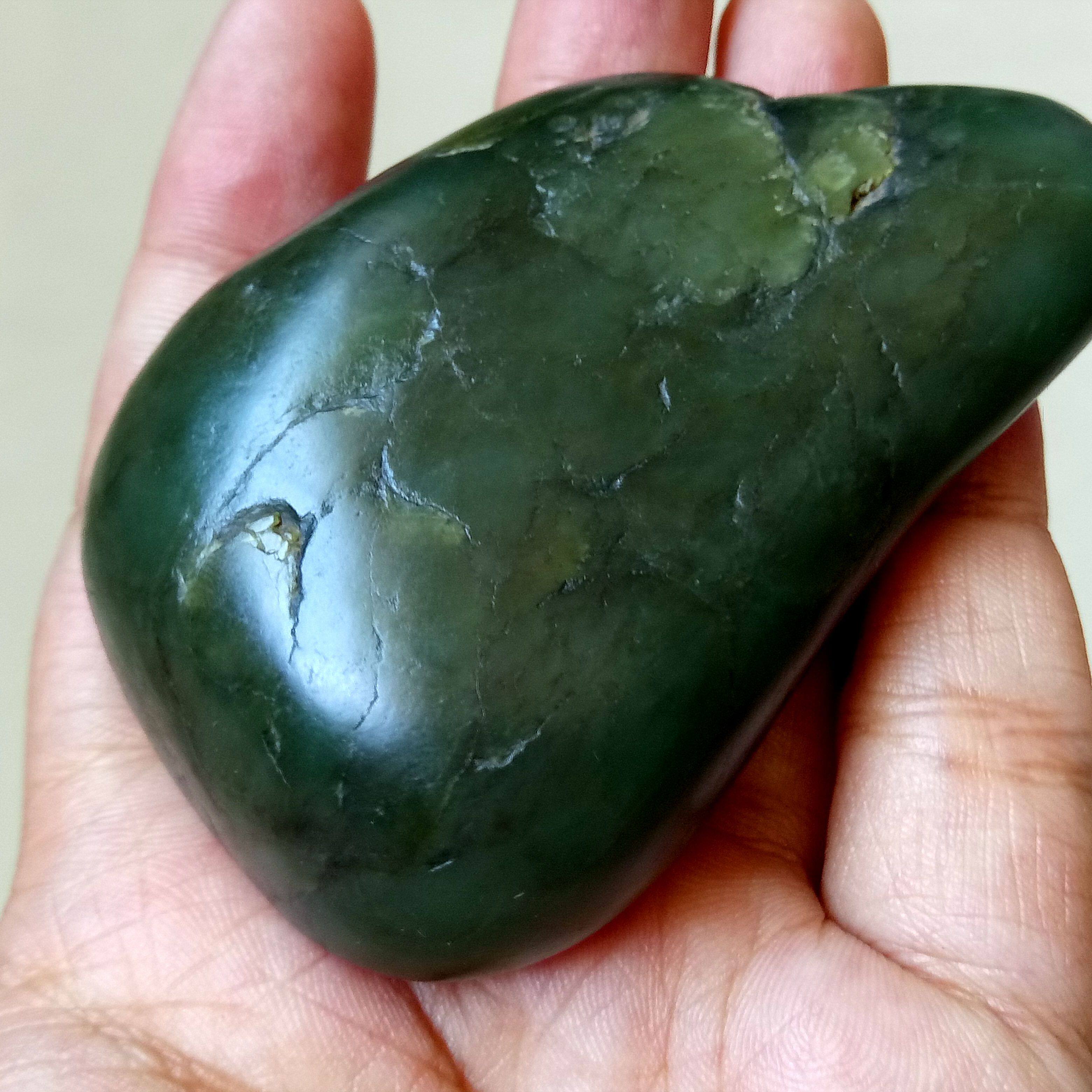 新疆和田碧玉籽料原石顺手把件 天然菠菜绿独籽 和田籽玉109g