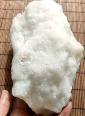新疆和田玉白玉山料原石