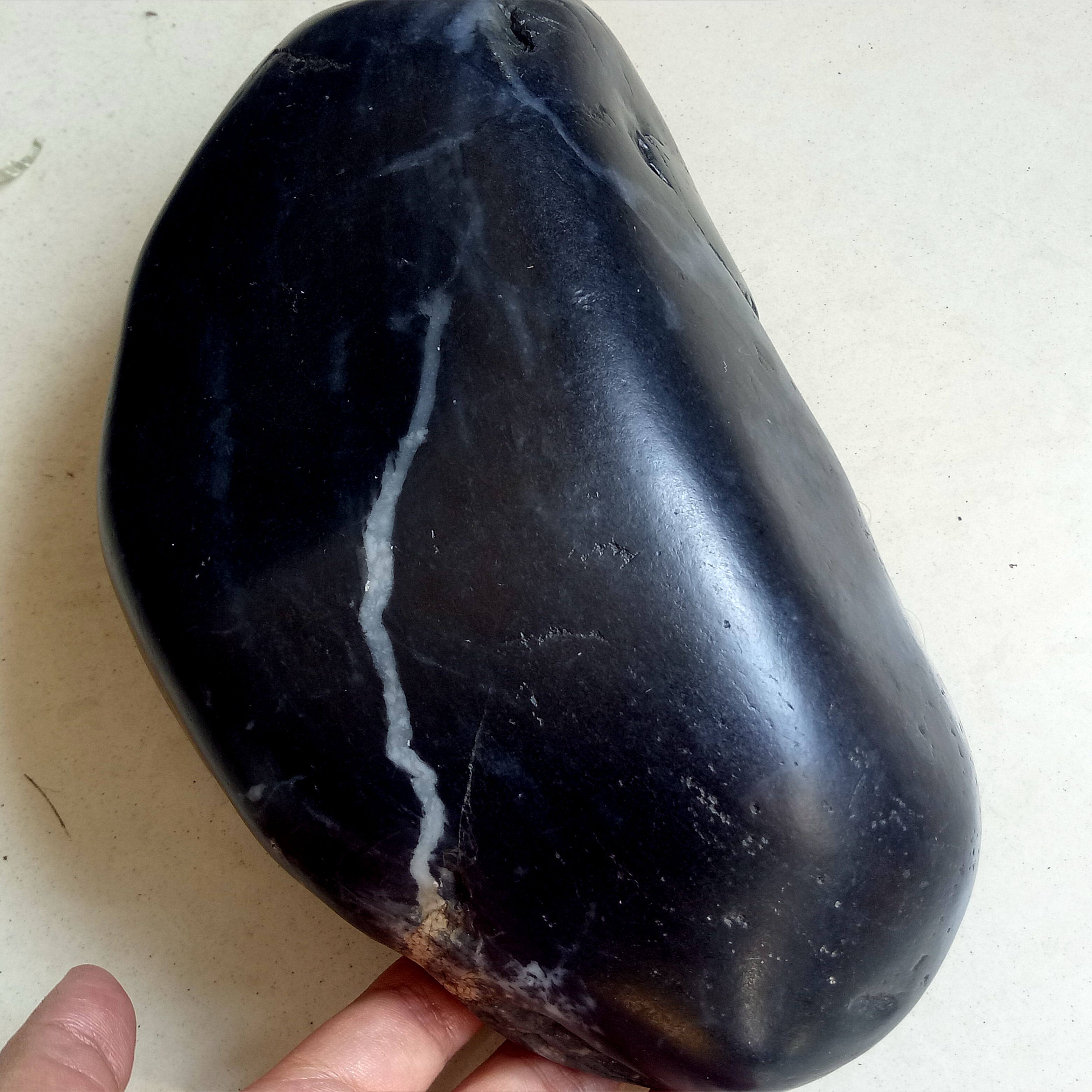 （已结缘）五斤聚墨和田精品墨玉独籽一线天籽料原石大玉收藏摆件
